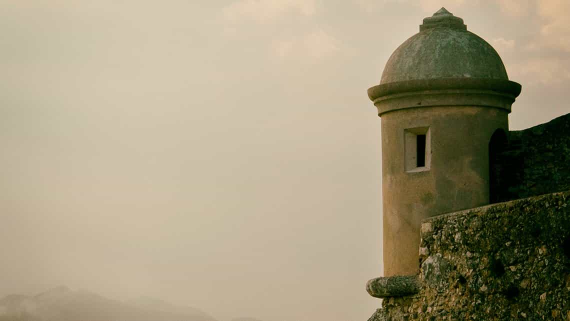 Puesto de vigilancia del Castillo de San Pedro de la Roca del Morro al fondo el cielo de Cuba
