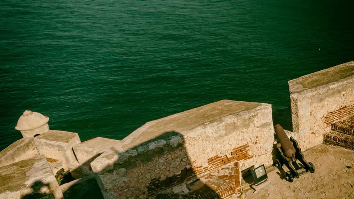 Cañones del Castillo de San Pedro de la Roca del Morroal fondo el Mar Caribe