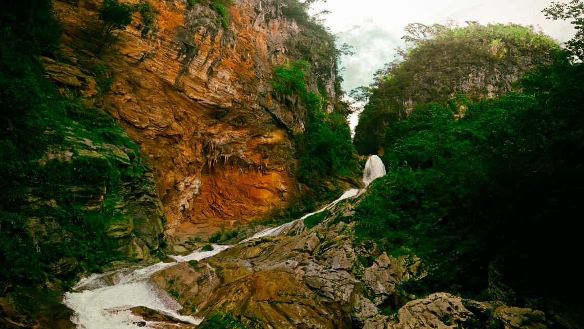 Agua de arroyo desciende por las laderas de uno de los montes de Topes de Collantes, Sancti Spiritus