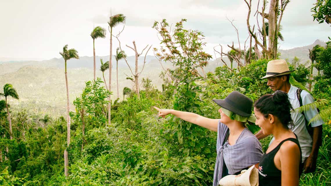 Turistas y guia observan el paisaje del Parque Nacional Turquino, Santiago de Cuba