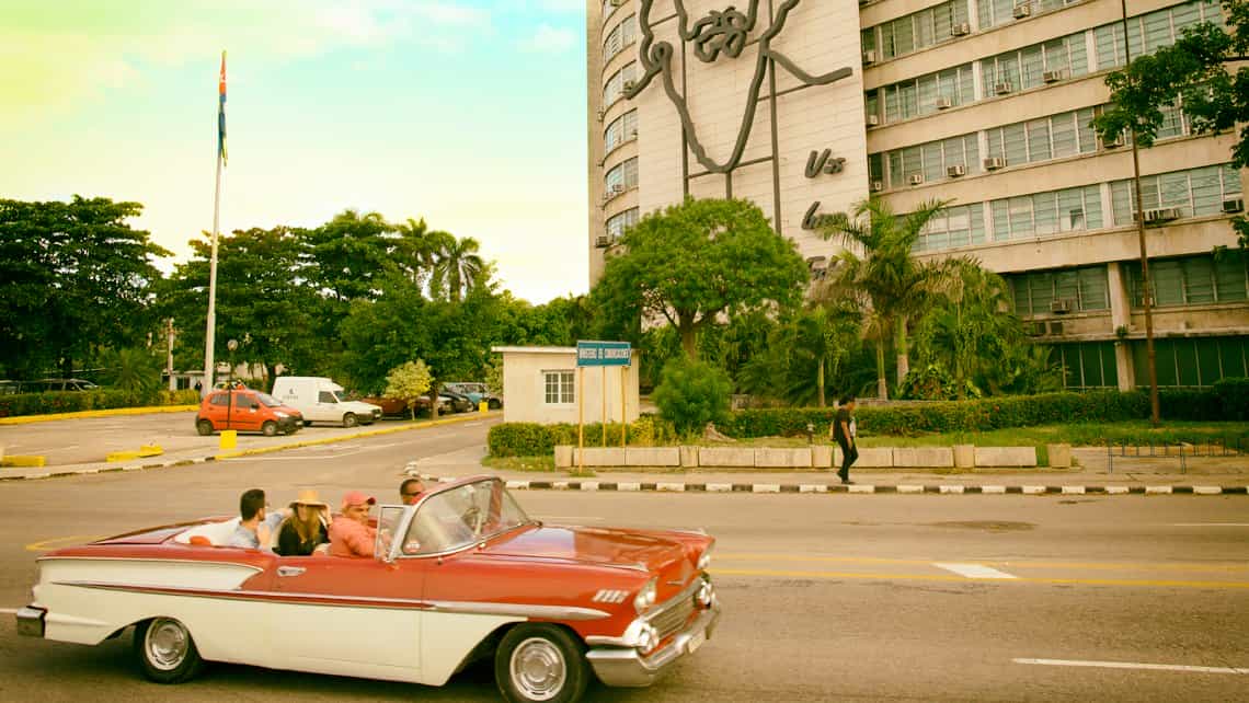 Coche descapotable circula por la Plaza de la Revolucion de La Habana