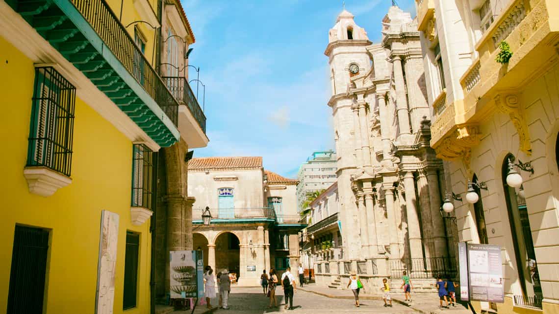 Viajeros llegan a la Plaza de la Catedral en La Habana Vieja