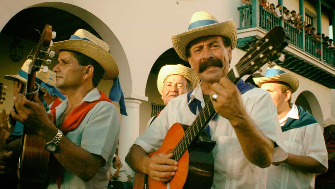 Musicos desfilan por las calles de Santiago de CUba durante el Festival del Caribe