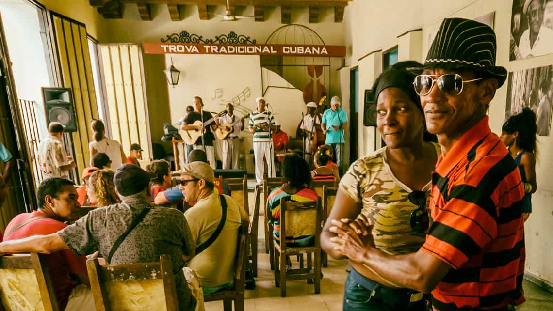 Santiagueros bailan el son tradicional en la Casa de la Trova de Santiago de Cuba