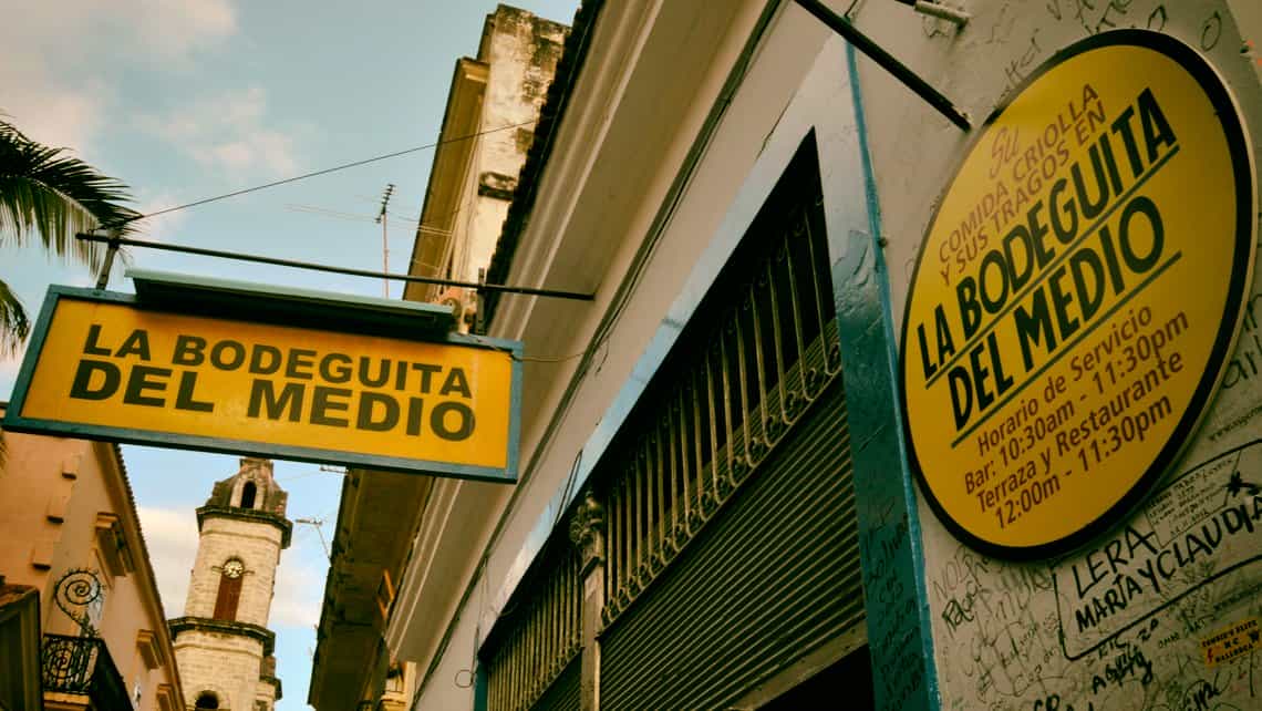 Cartel y fachada de la Bodeguita del Medio en la calle Empedrado de la Habana Vieja