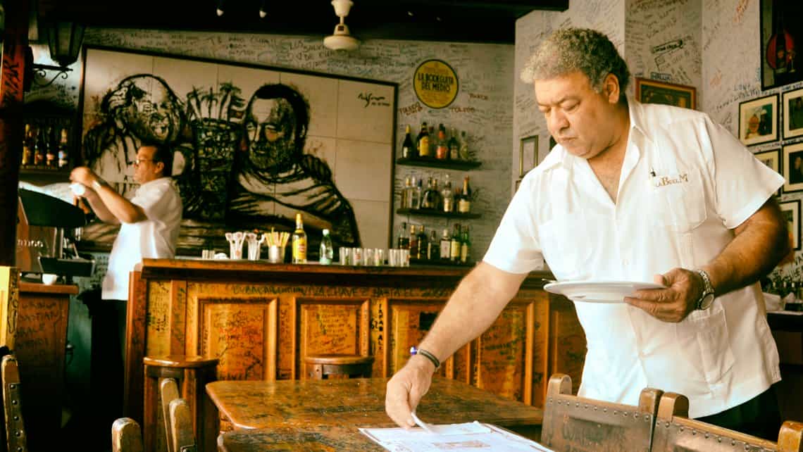 Camarero prepara un mojito en la barra de la Bodeguita del Medio de La Habana