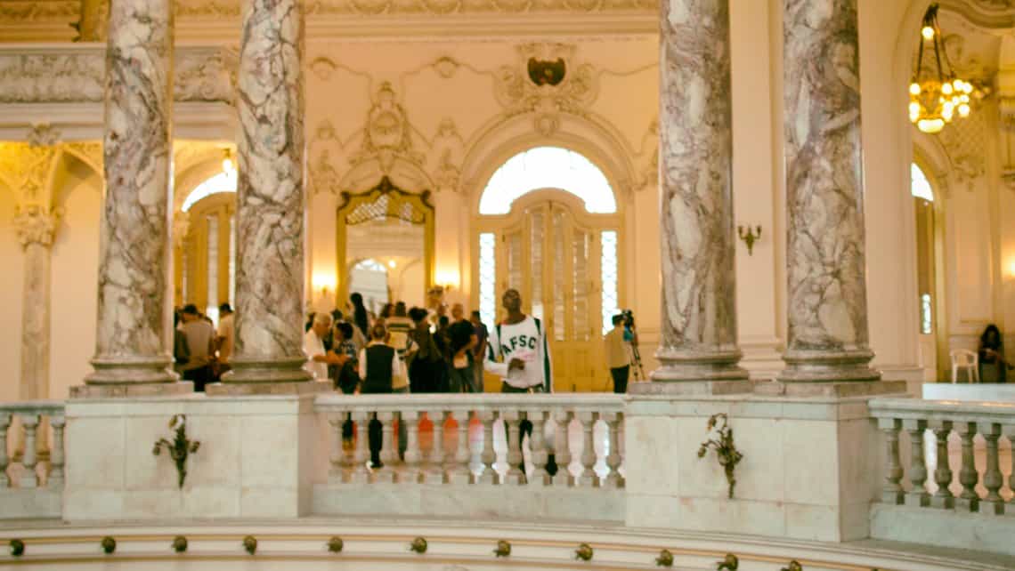 Gran Teatro de La Habana Alicia Alonso, habanero admira los detalles del techo