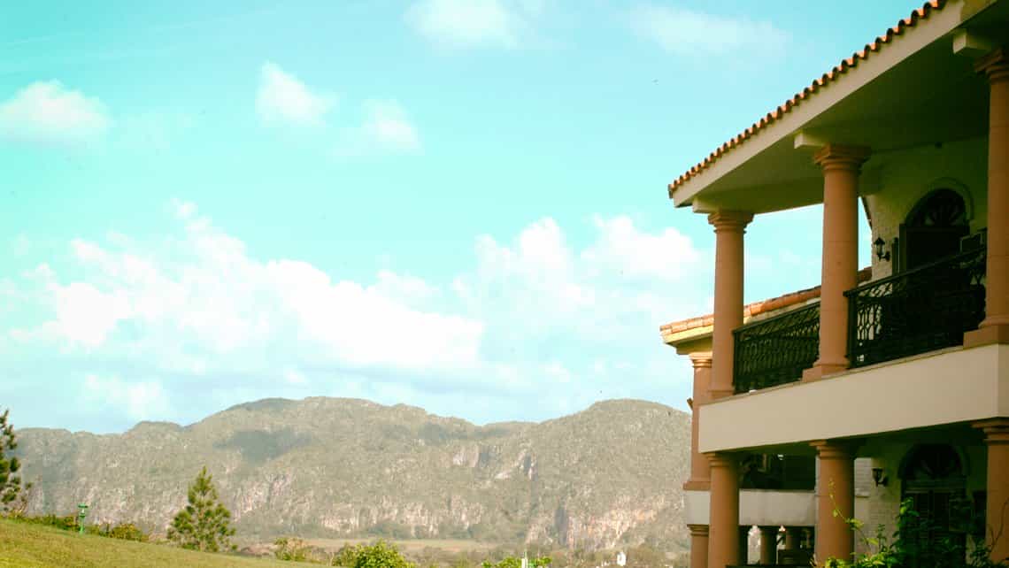 Valle de Viñales visto desde una habitacion del Hotel la Ermita