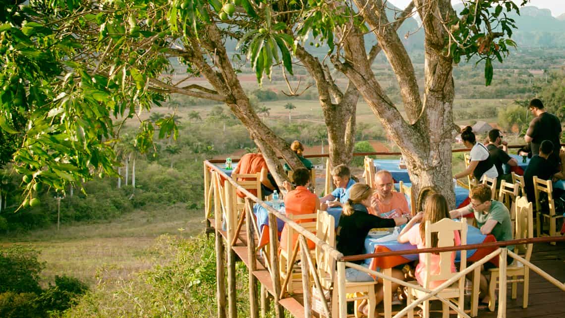 Turistas almuerzan en la padar Balcón del Valle, al fondo el Valle de Viñales
