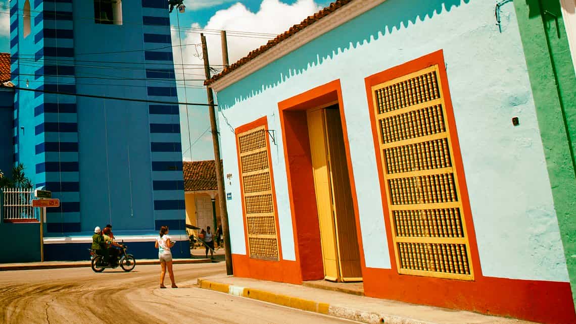 Coloridos edificios coloniales en la ciudad de Sancti Spíritus