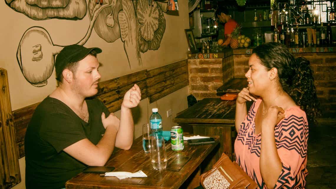 Turistas conversan y disfrutan bebidas en 'El Chanchullero'