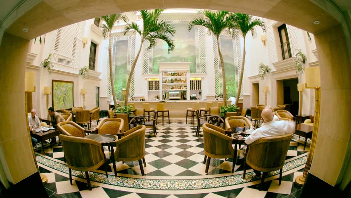 Vista del lobby del Hotel Saratoga en la Habana Vieja