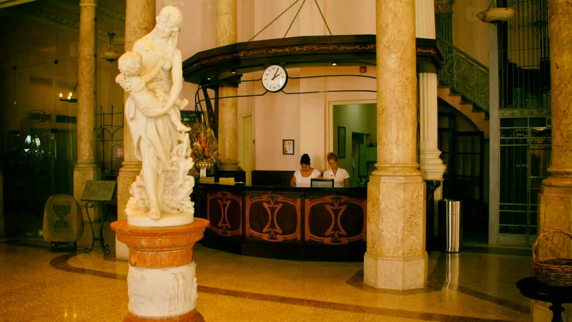 Detalle de la decoracion y estatuas del lobby del Hotel Raquel en la Habana Vieja