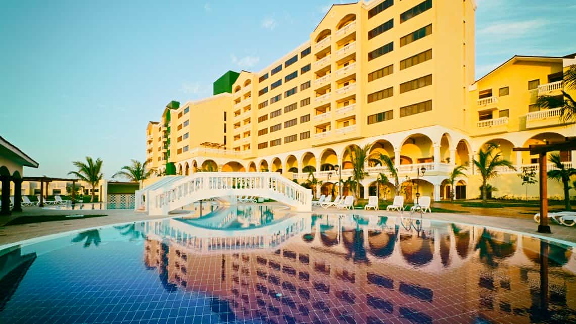 Piscina y edificio principal del Hotel Four Points by Sheraton en Miramar