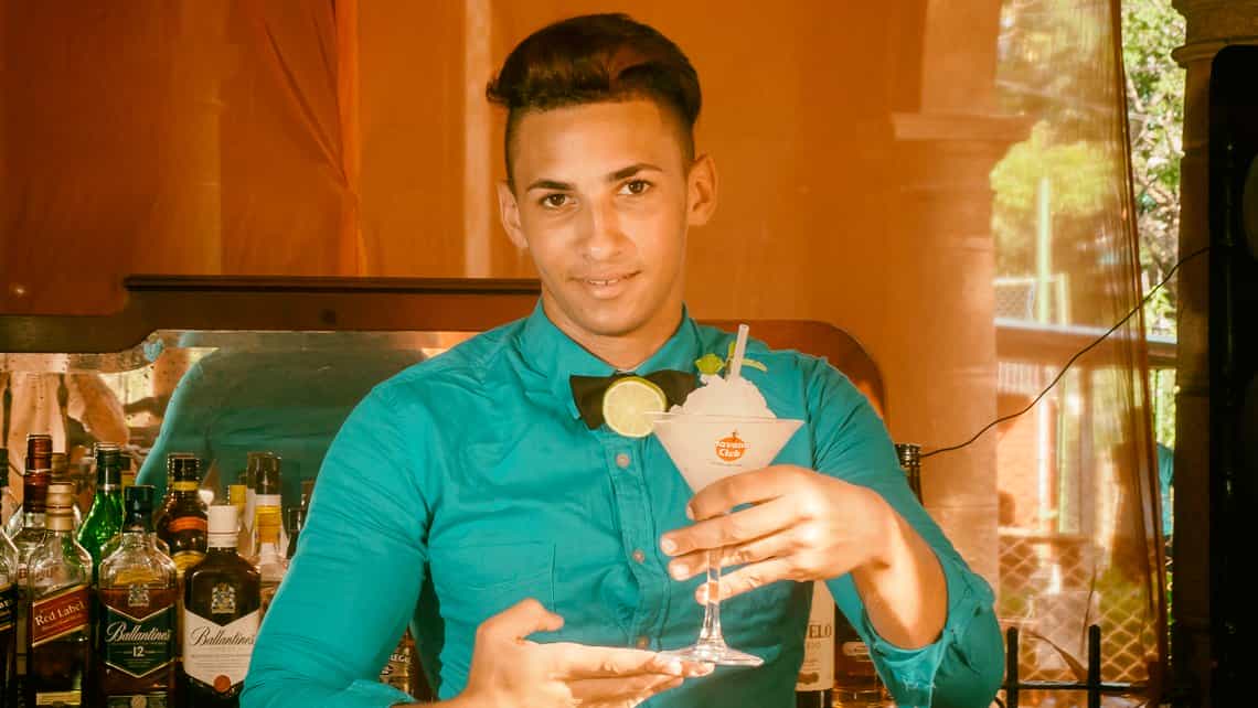 Camarero prepara daiquiri cubano en el bar El Bohemio 