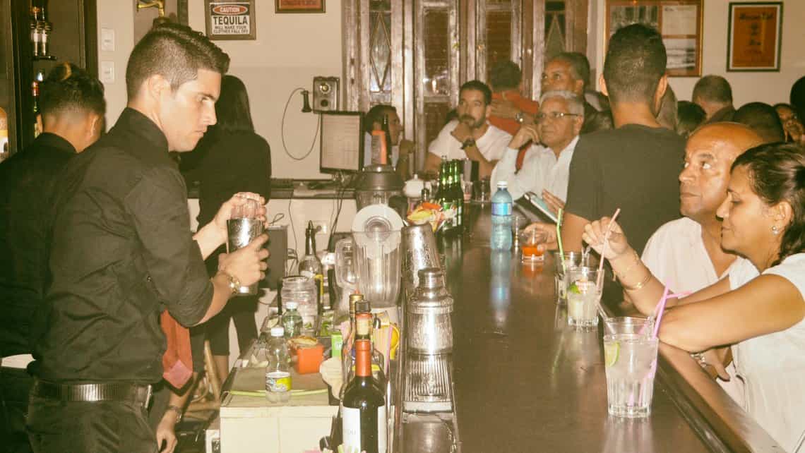 Turistas y habaneros se mezclan en la barra del Bar La Esencia
