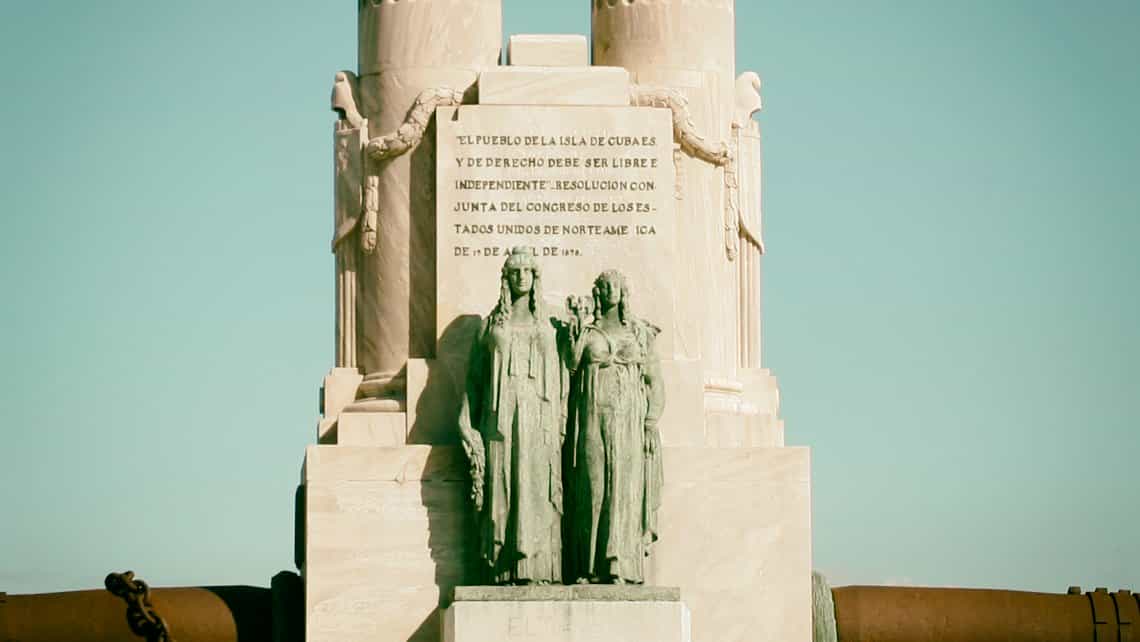 Detalle de la inscripcion dedicatoria en el monumento a las victimas del Maine