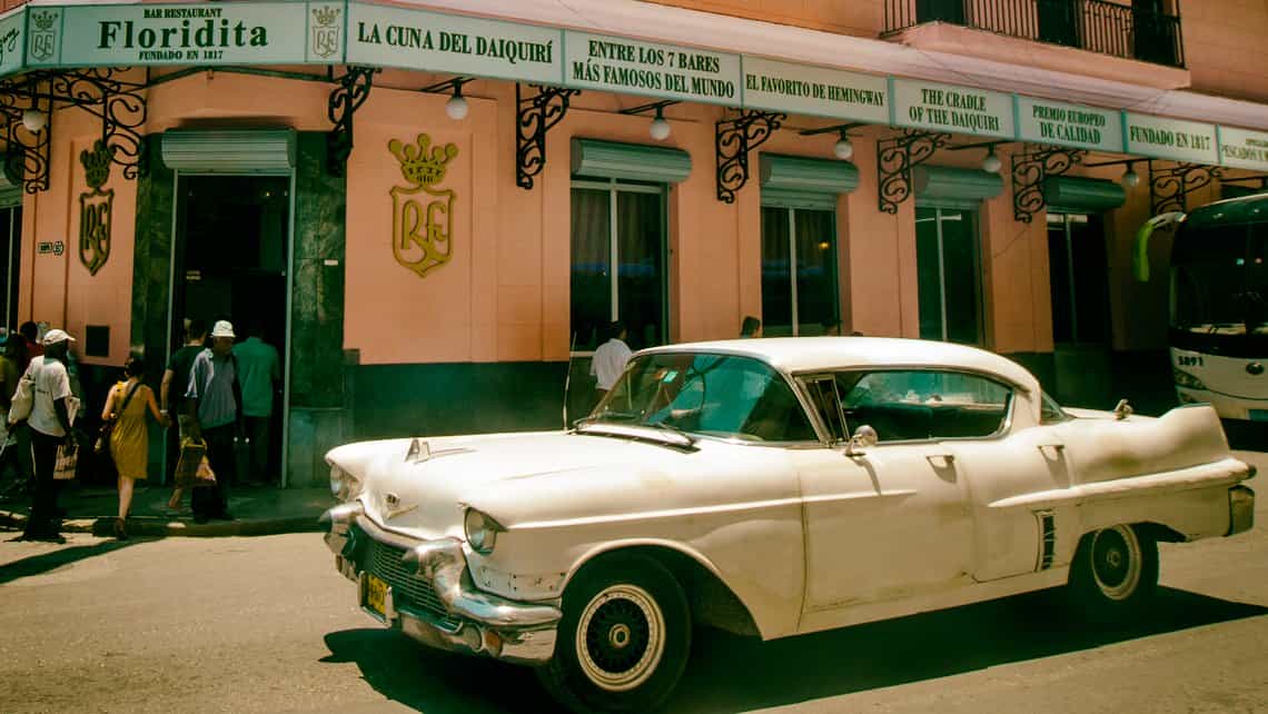 Antiguo coche americano de los años 50 circula delante del famoso Bar Restaurant El Floridita