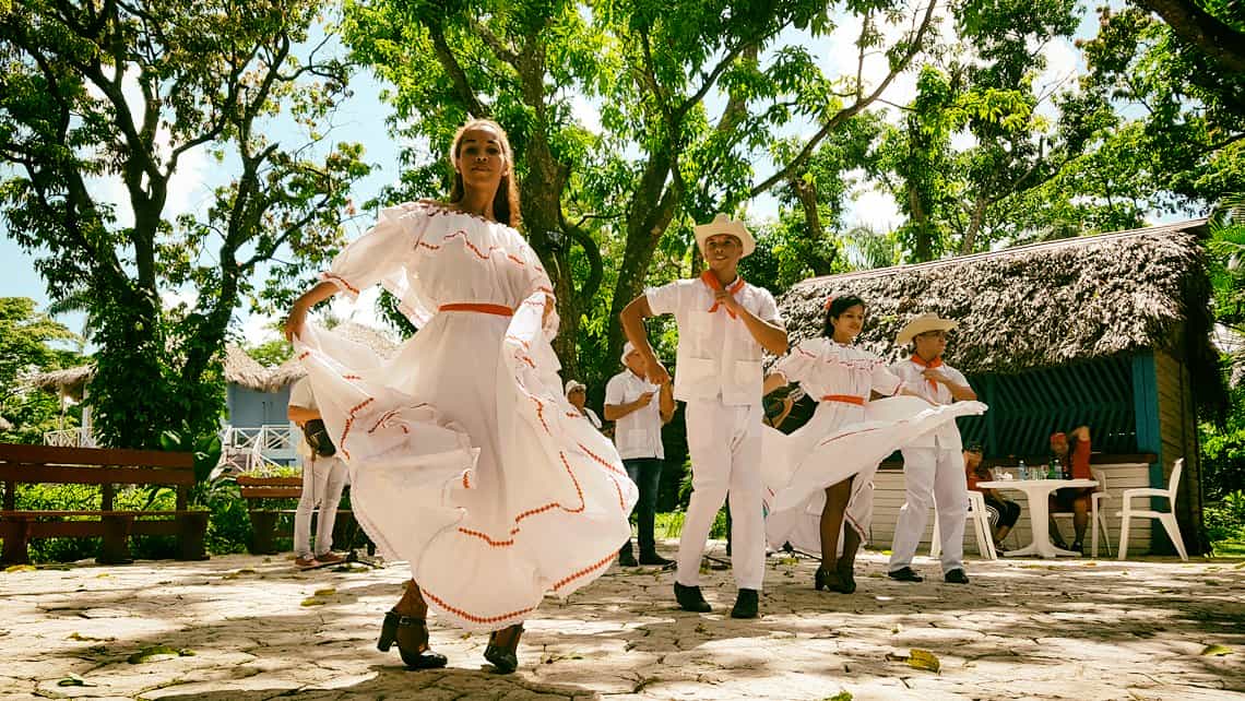 Muchachos bailan musica tradicional campesina cubana en las calles de Sagua la Grande