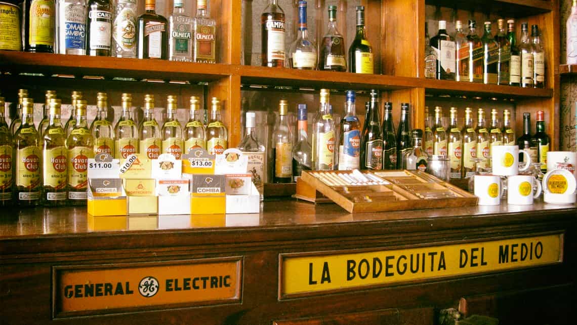 Detalles de antiguo refrigerador de la Bodeguita del Medio de Santiago de Cuba
