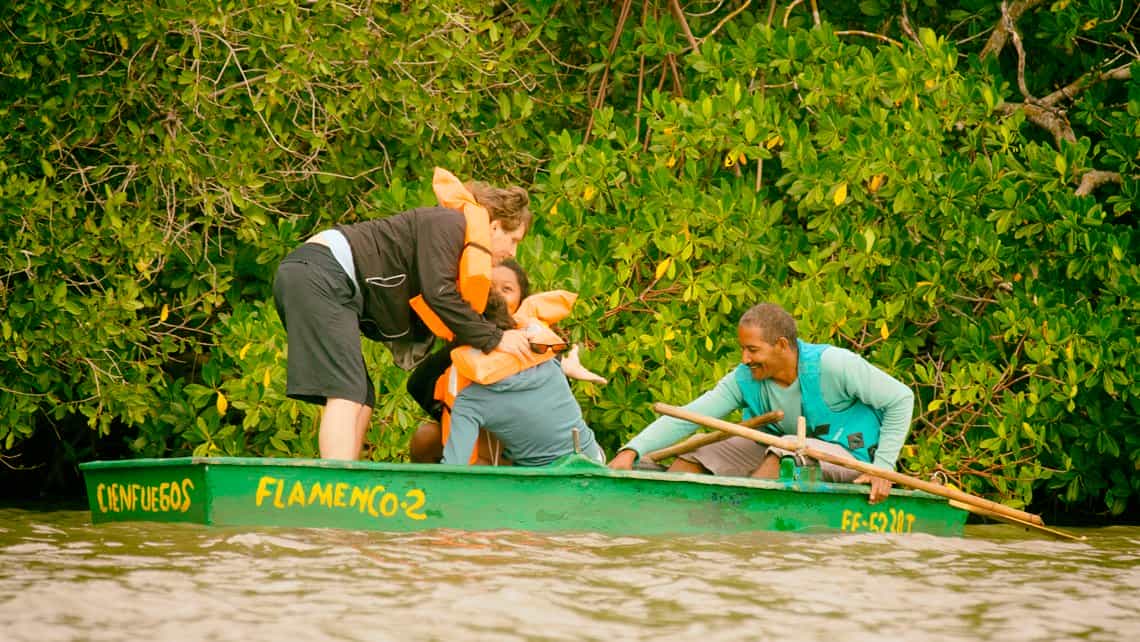 Turistas se acomodan en bote para recorrer la laguna de Guanaroca