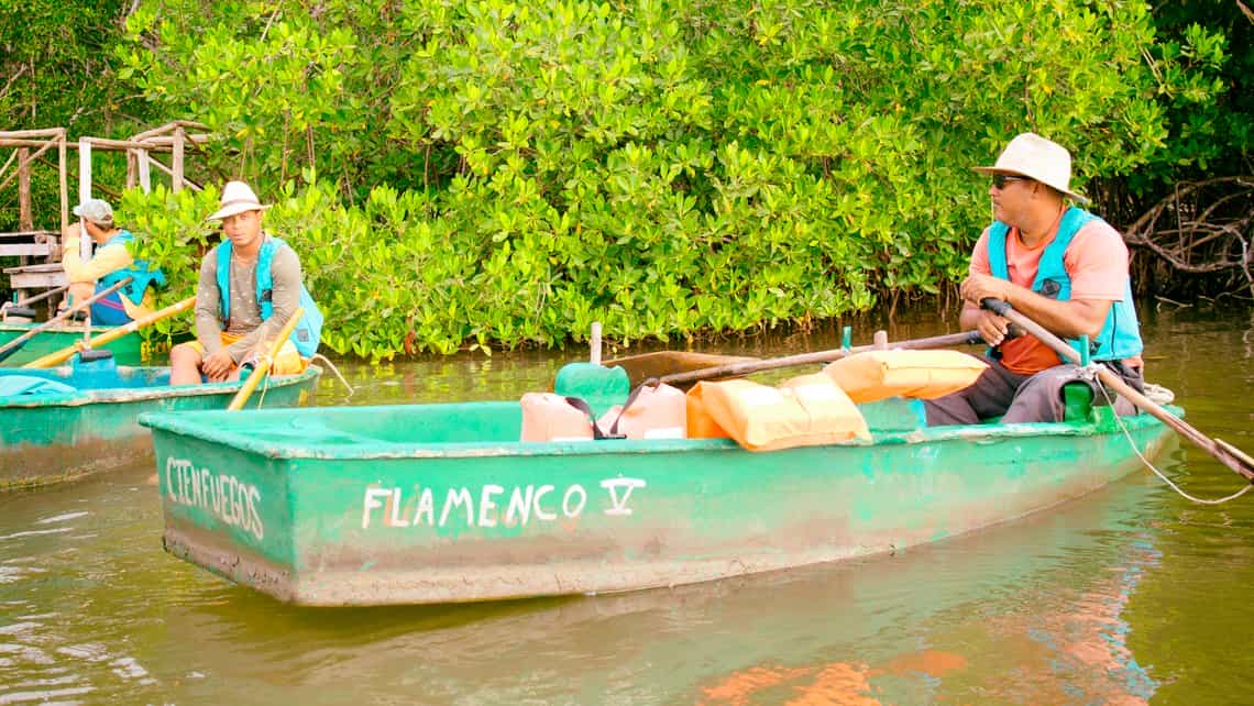 Guias preparan los botes para recorrido por la laguna de Guanaroca