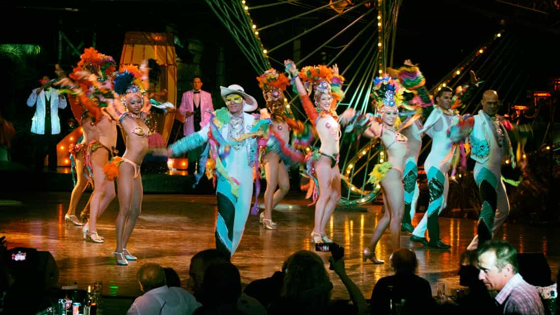 Bailarines en el escenario principal del Cabaret Tropicana