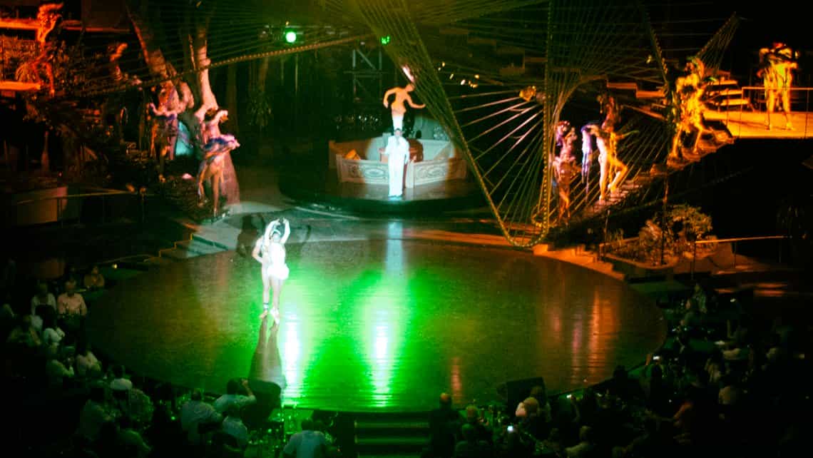 Bailarines en el centro del escenario principal del Cabaret Tropicana