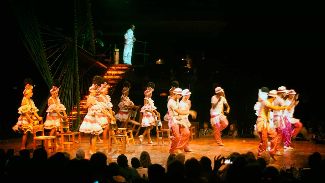 Conga y coreografia en el Cabaret Tropicana de La Habana, Cuba