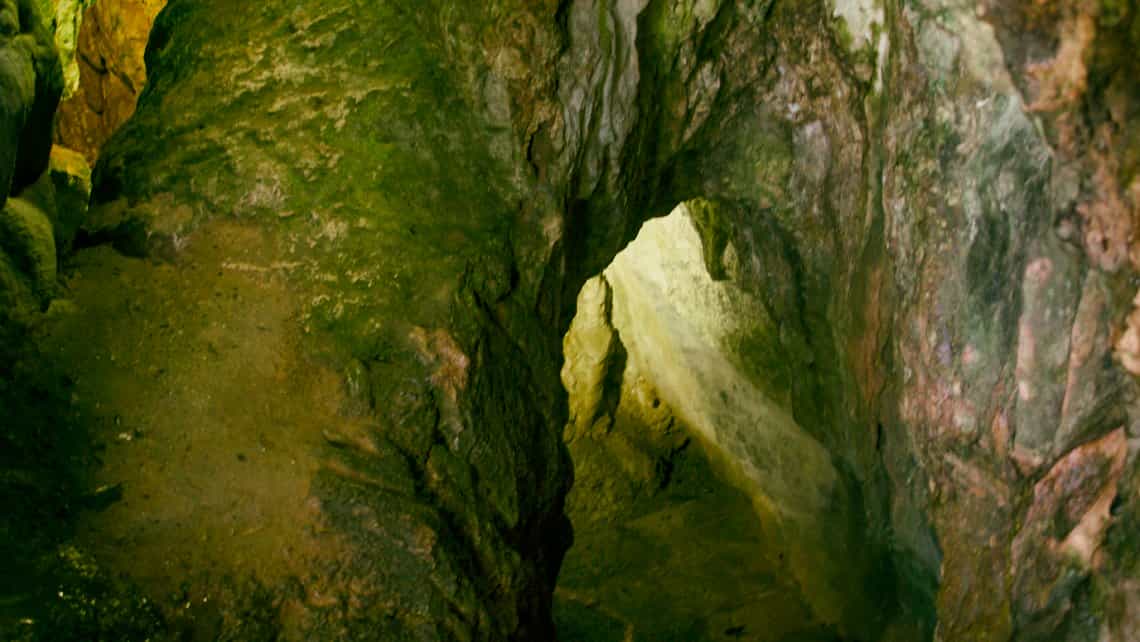 Pasadizo que nos guia a las entrañas de La Cueva del Indio en Viñales