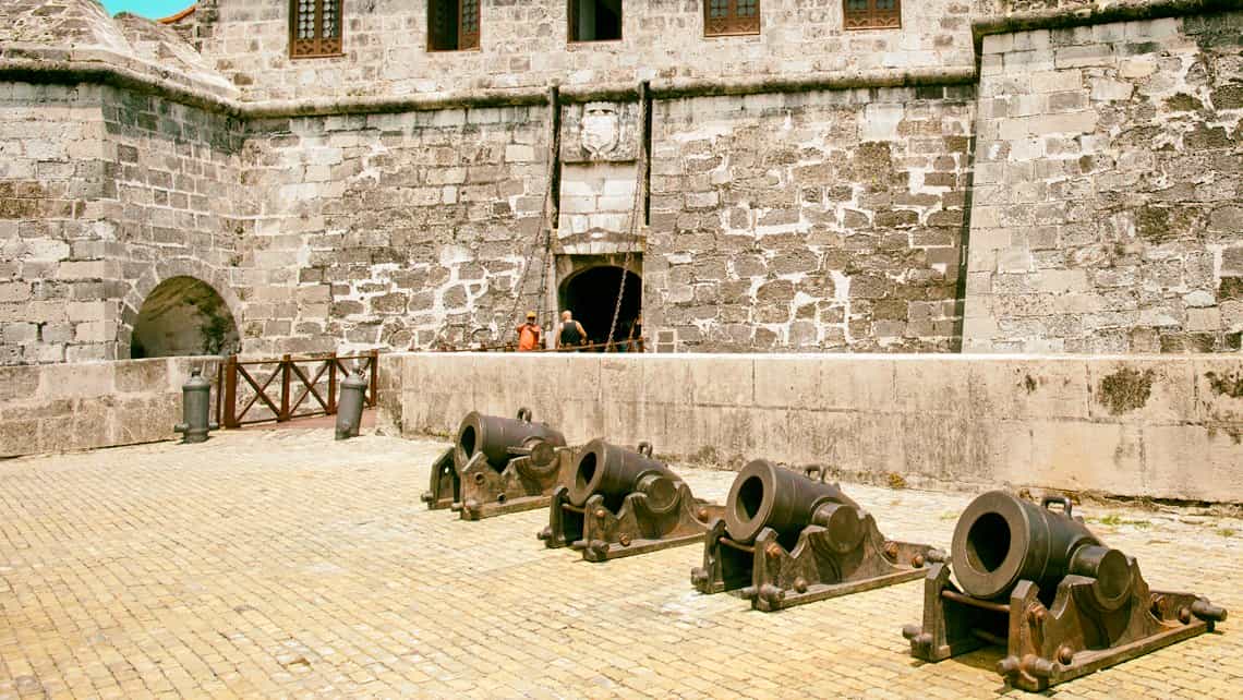 Cañones y pedreras adornan la entrada principal del Castillo de la Real Fuerza de La Habana Vieja