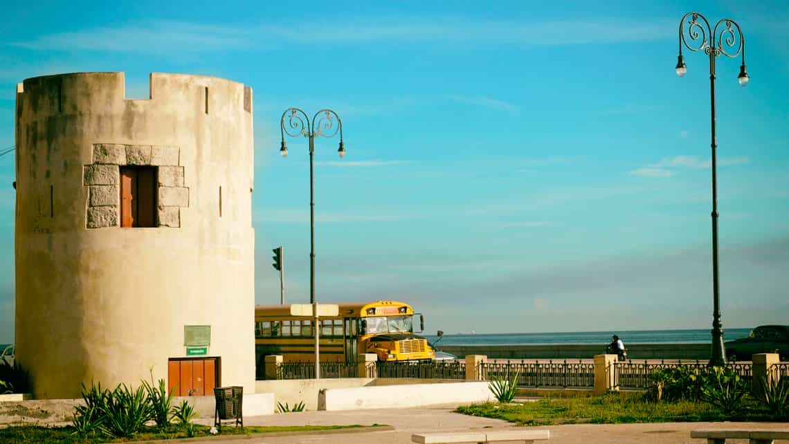 Torren de San Lazaro en el Malecon habanero en la zona de Centro Habana