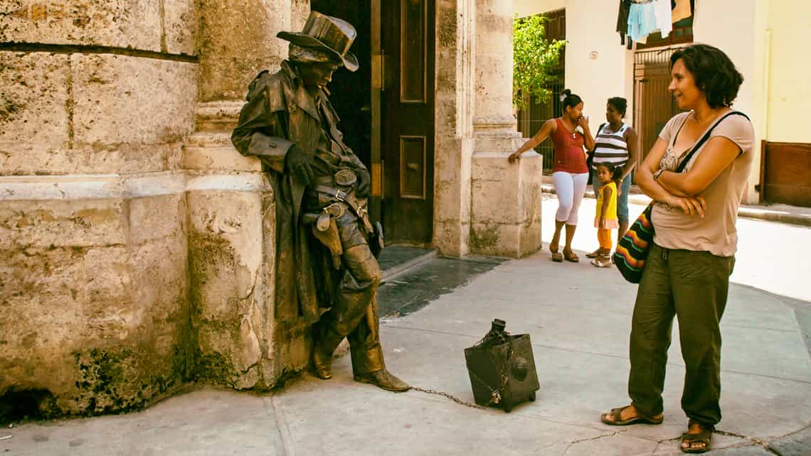 Habanera admira estatua humana en las calles de la Habana Vieja