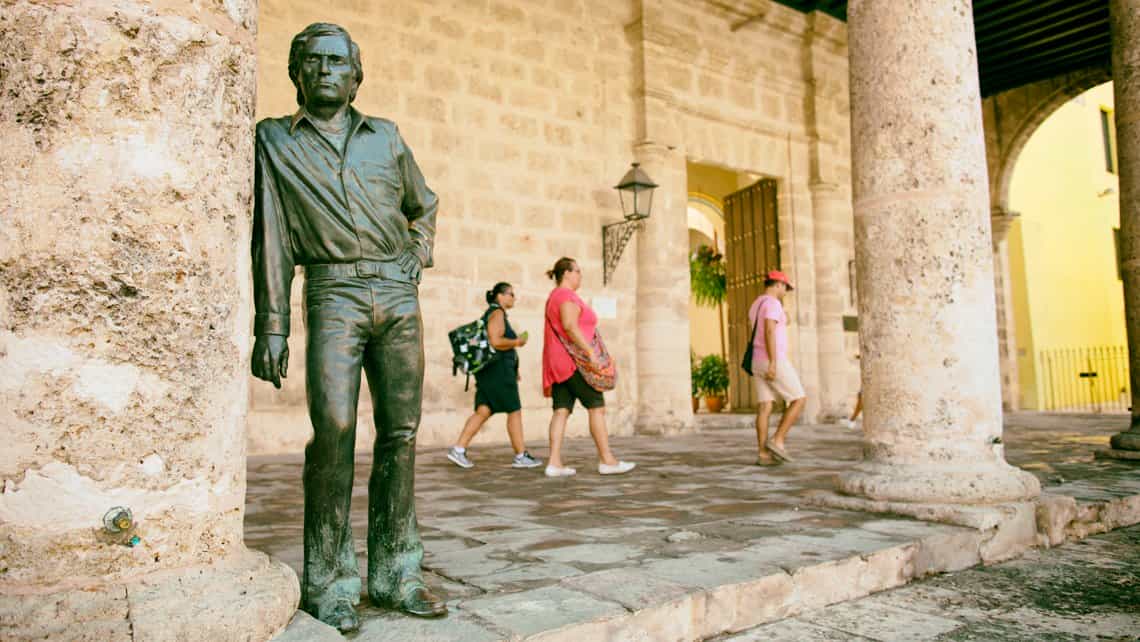 Estatua y homenaje a Antonio Gadez en la Plaza de la Catedral de La Habana Vieja