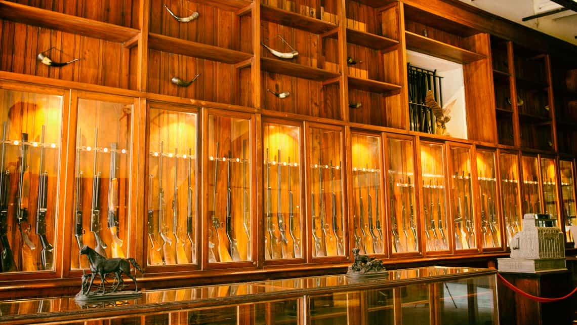 Armas en las vitrinas del Museo Armería 9 de Abril
