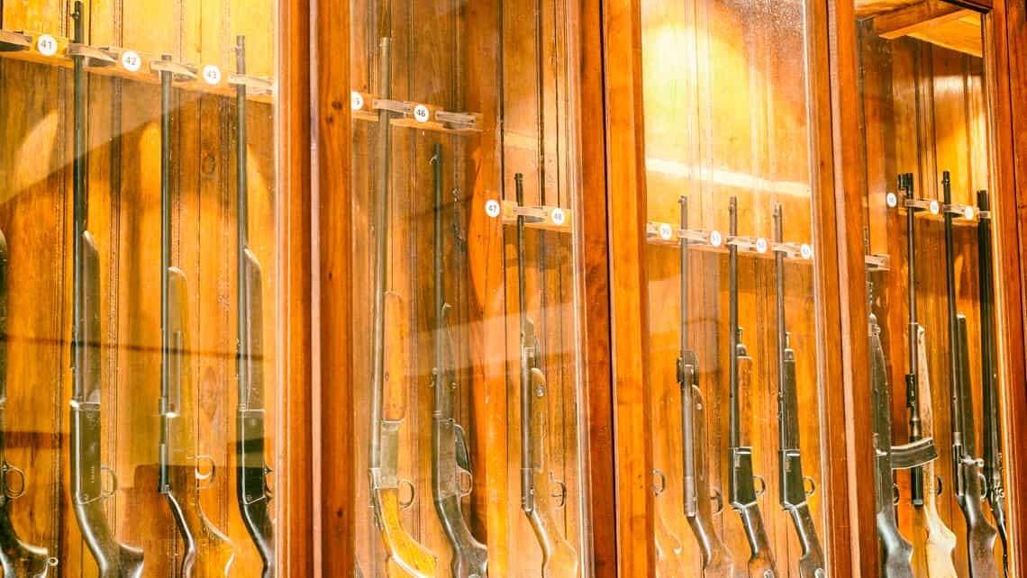 Fusiles en las vitrinas del Museo Armería 9 de Abril