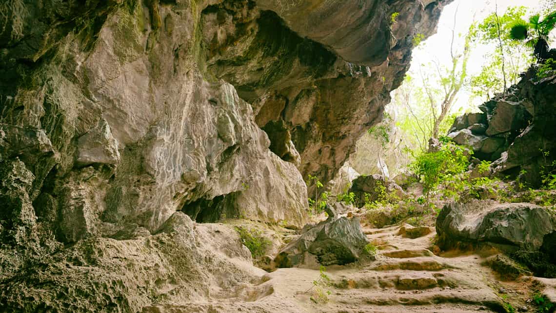Escalera tallada en la roca en la entrada de la Gran Caverna de Santo Tomás en Viñales