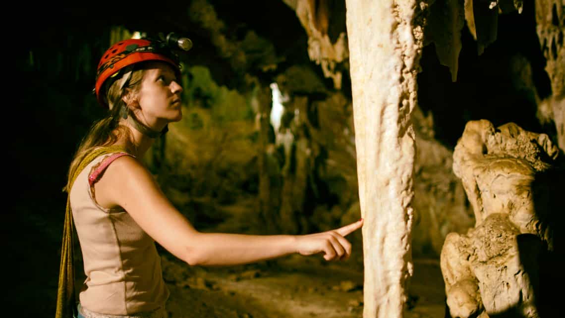 Excursionista inspecciona una estalagmita en la Gran Caverna de Santo Tomás