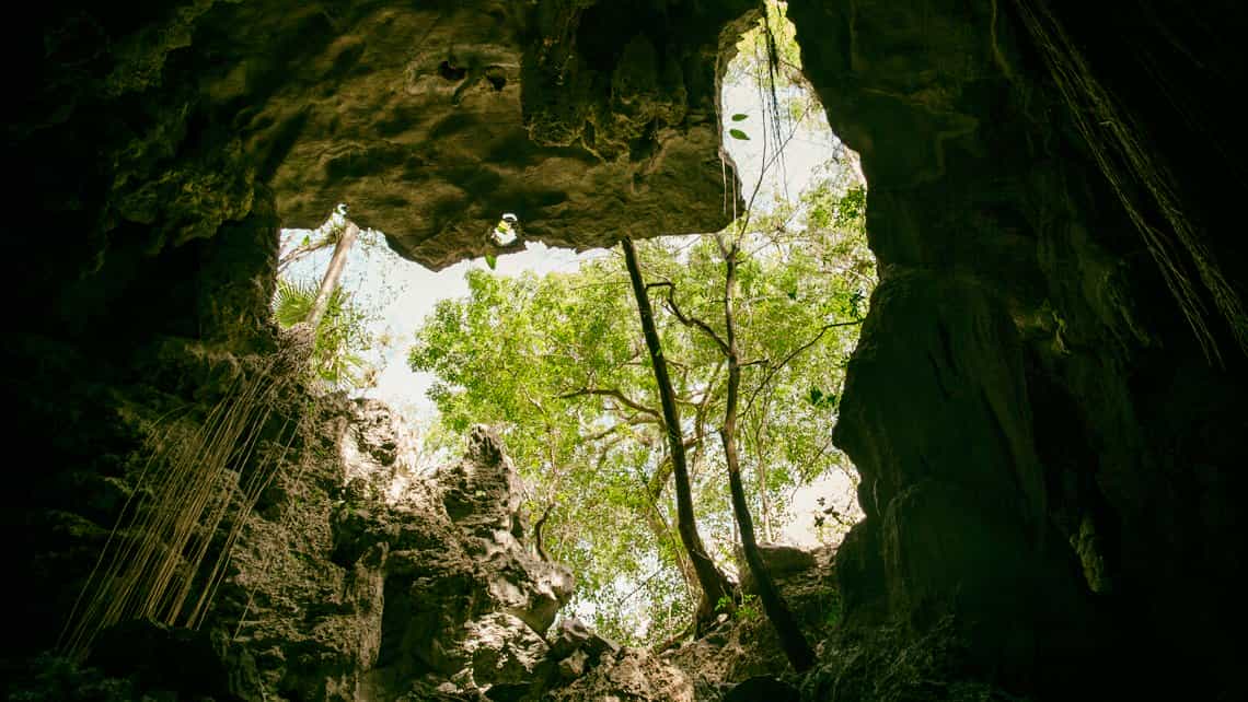 Las luz dcel sol se escurren el interior de la Gran Caverna de Santo Tomás