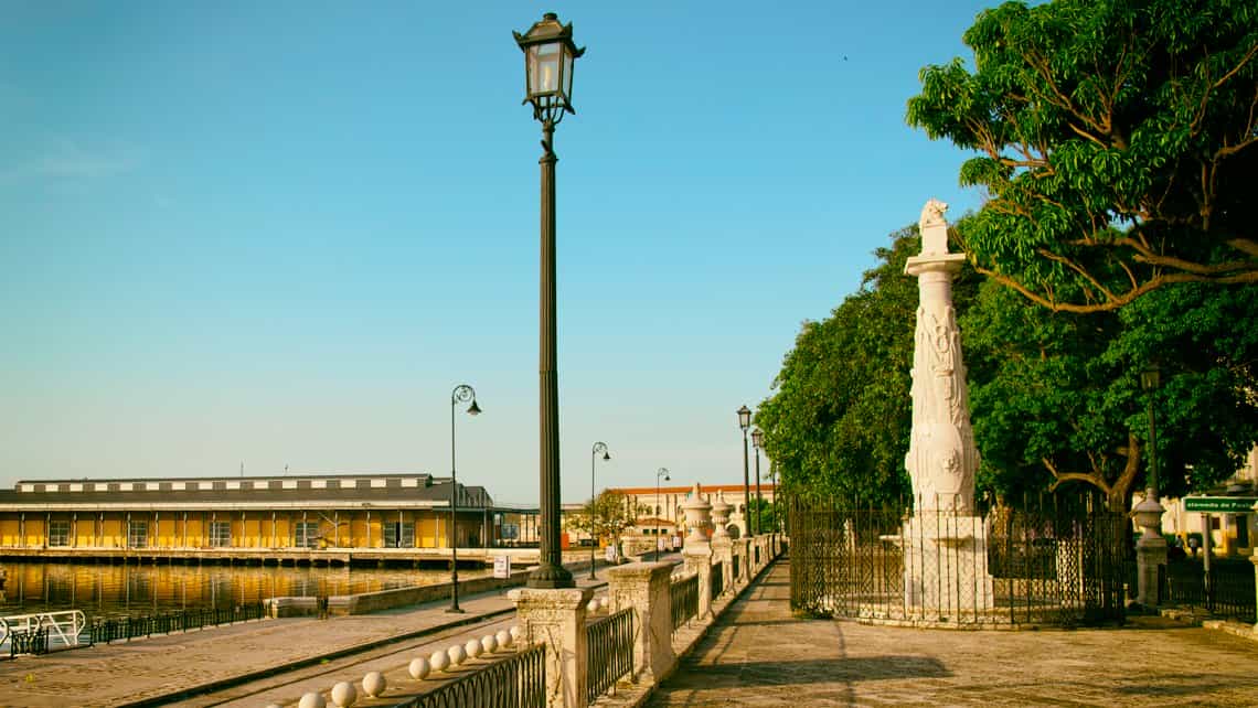 Monumento justo en el centro de la Alameda de Paula de La Habana Vieja
