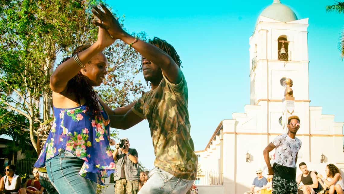Habitantes de Viñales bailan en Rueda de Casino en la Plaza Mayor del pueblo