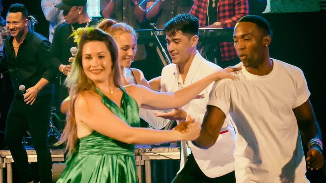Pareja baila casino en el escenario del Festival del Tambor en La Habana