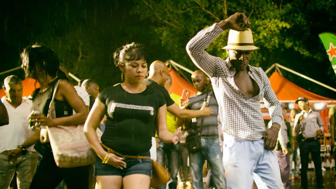 Habaneros bailan y disfrutan de la muscia casino en La Habana