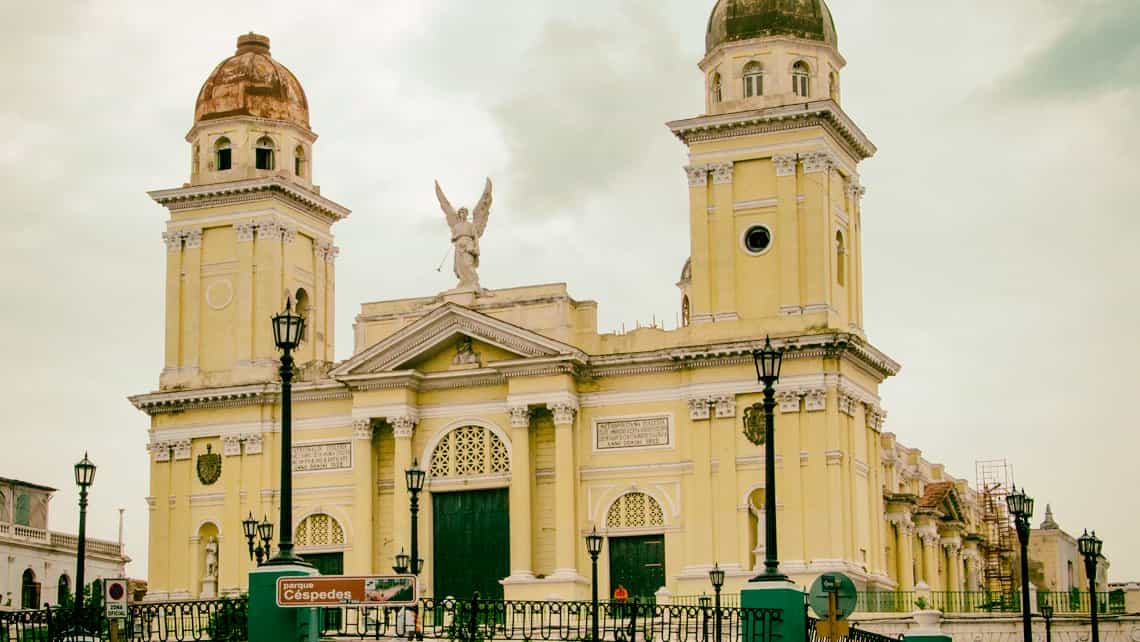 Fachada de la Catedral de Santiago de Cuba vista desde el Parque Cespedes
