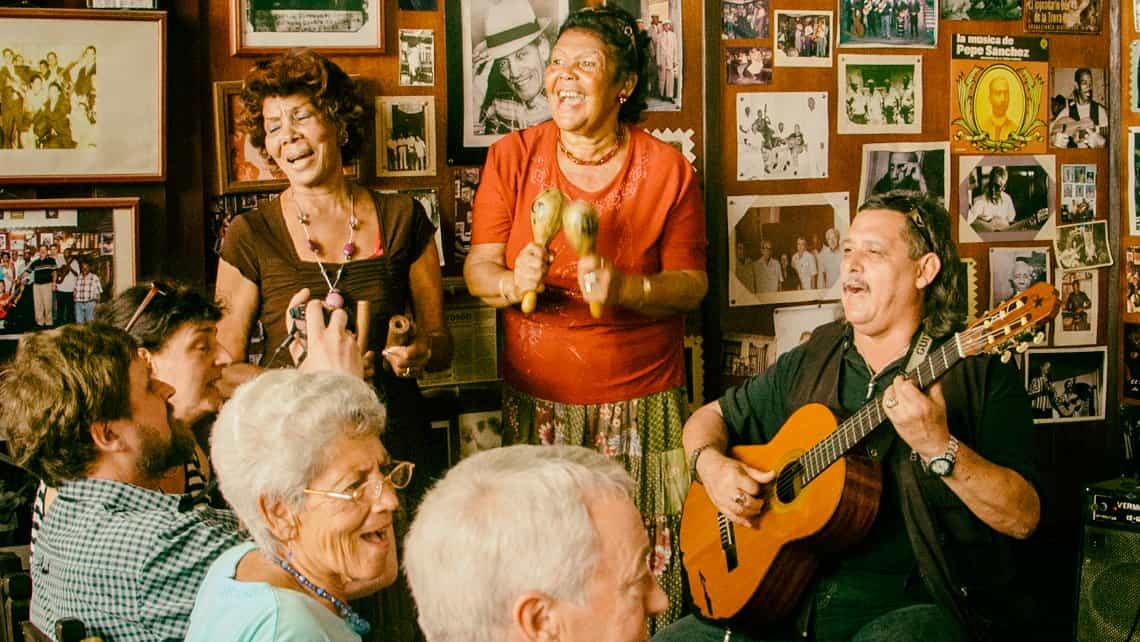 Artistas y turistas en la Casa de la Trova de Santiago de Cuba