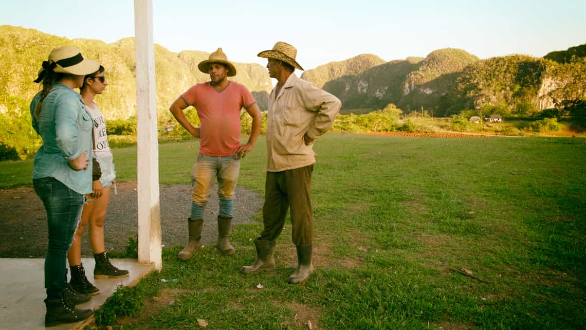 Turistas conversan con los campesinos de la comunidad Los Acuaticos