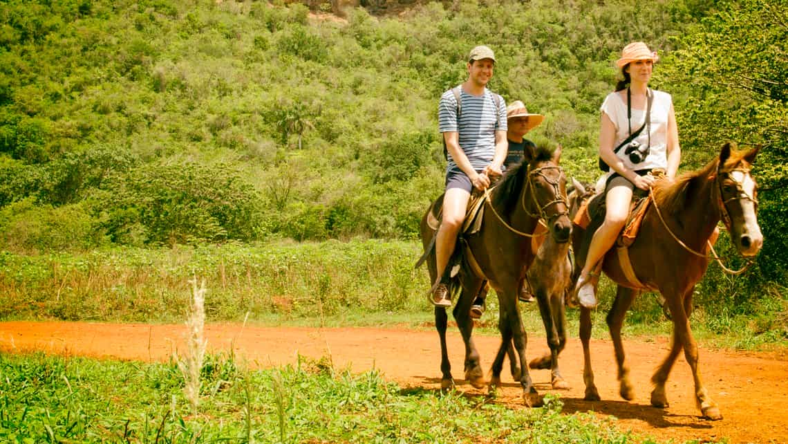 Turistas recorren a caballo el Valle de Viñales