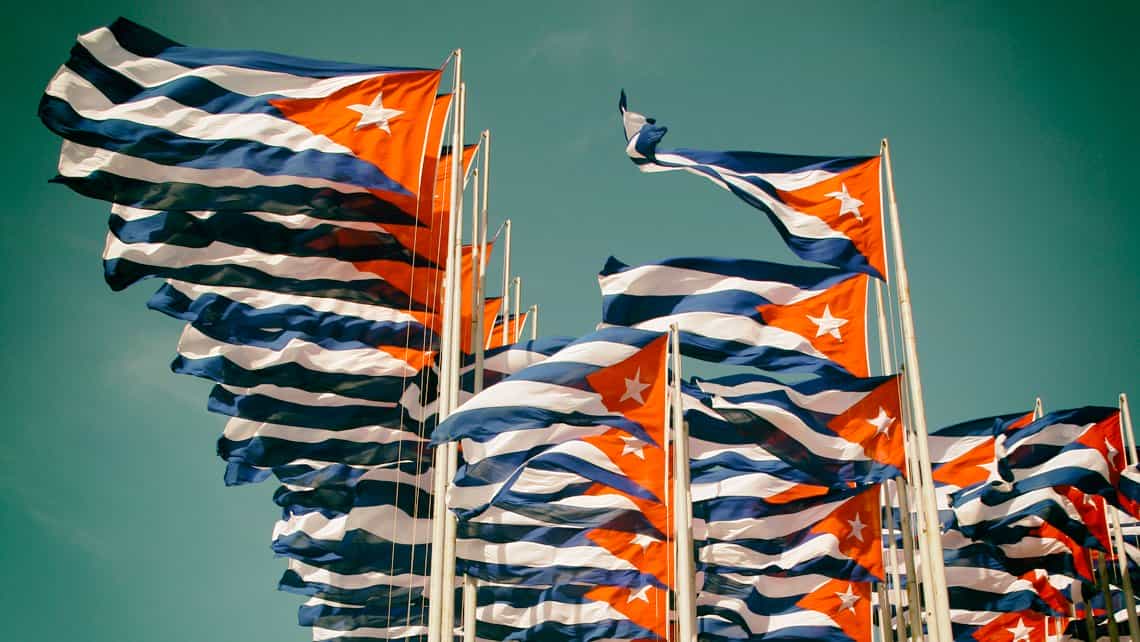 Banderas cubanas ondean en el 'Monte de las Banderas' justo frente a la Embajada de EE.UU en La Habana