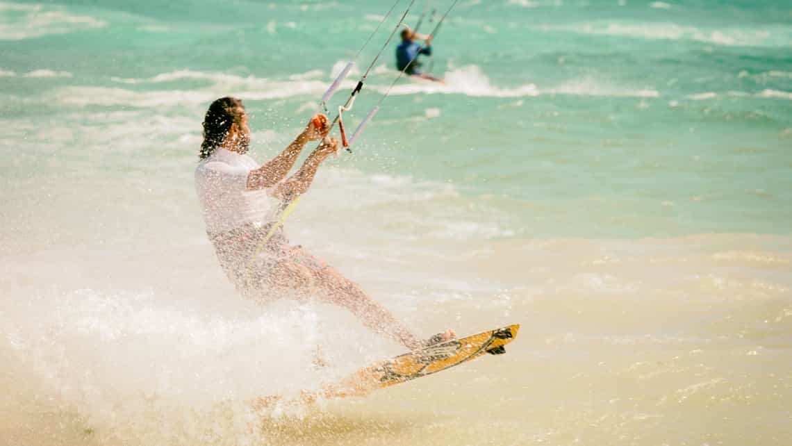Turista disfruta del windsurf en Cayo Ensenachos, Jardines del Rey, Villa Clara