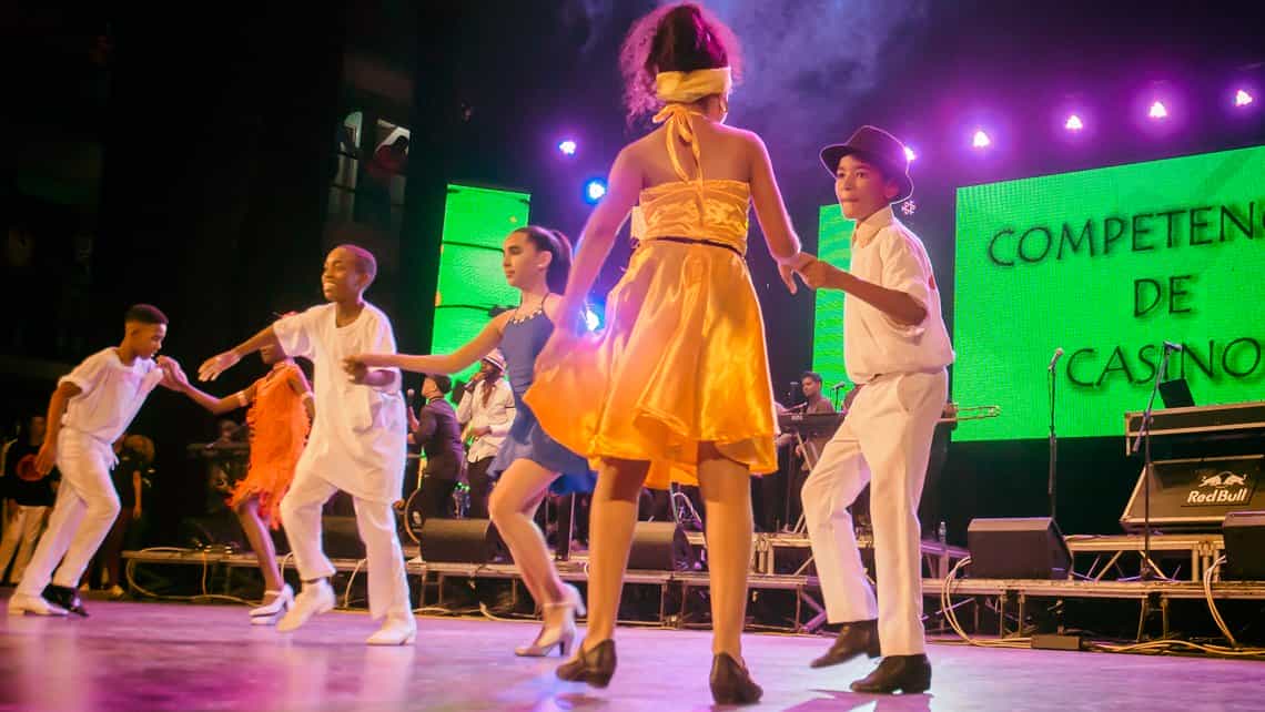 Niños bailan rueda de casino en el escenario de Festival Cubadisco
